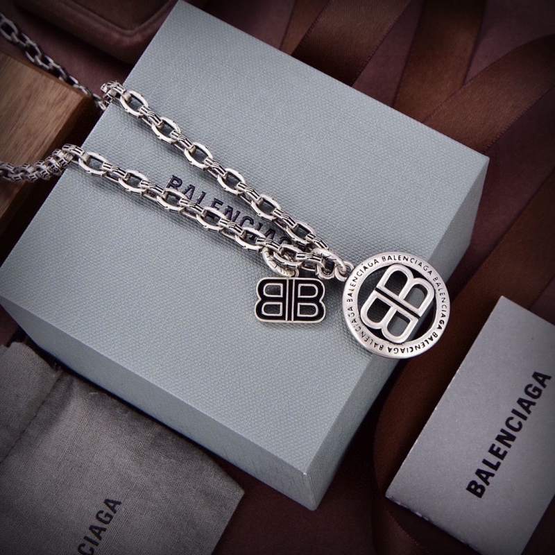 Ba*len*cia*ga necklaces